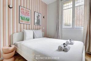2 habitaciones, escritorio y tabla de planchar con plancha 