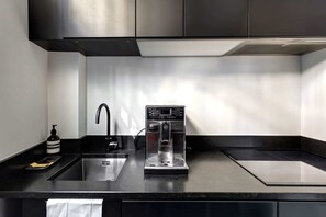 Fridge, microwave, stovetop, dishwasher - BM-Maison de ville en plein coeur du Marais (Paris)