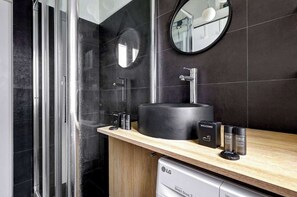 Shower, hair dryer, towels, shampoo - BM-Un Eclat de Lumiere en Plein Paris (Paris)