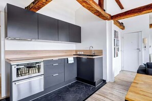 Réfrigérateur, micro-ondes, four, plaque de cuisson