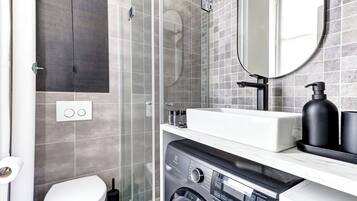 Douche, sĂšche-cheveux, serviettes fournies, shampoing