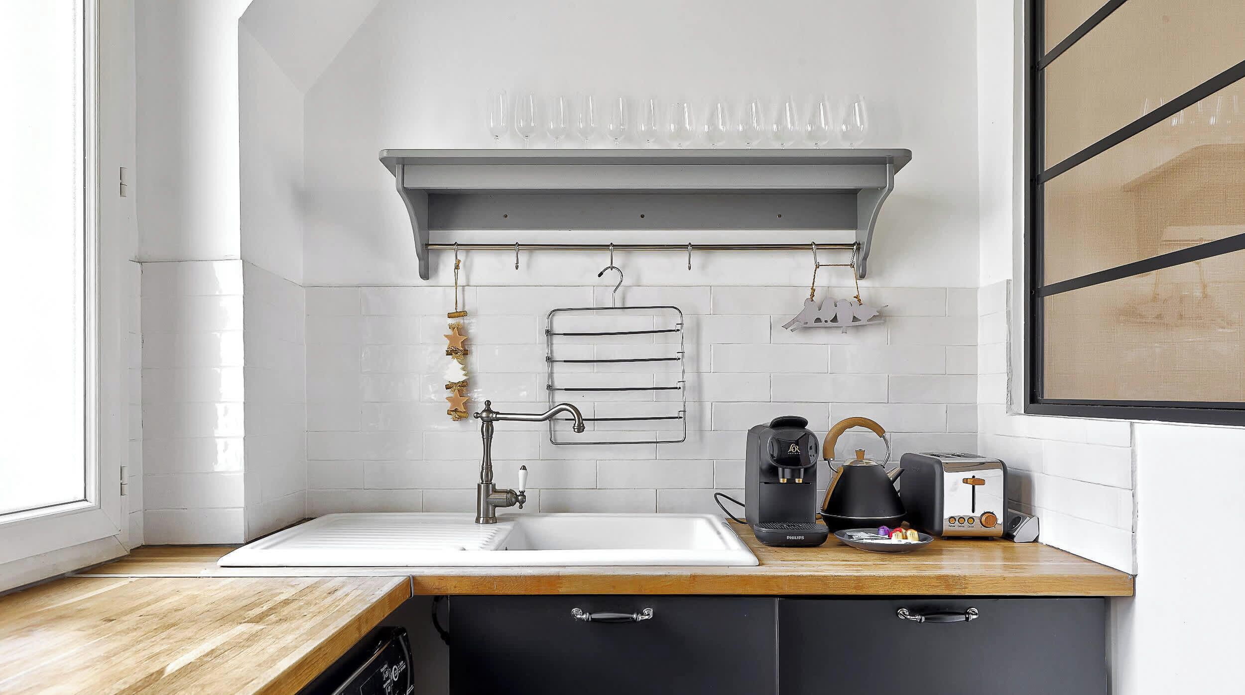 Fridge, stovetop, coffee/tea maker, electric kettle