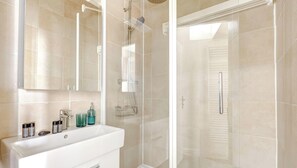 Shower, hair dryer, towels, shampoo - Appartement Familial 2 Chambres — Marais (Paris)