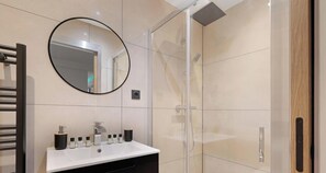 Shower, hair dryer, towels, shampoo - Appartement coloré & rénové avec coin nuit – Paris (Paris)