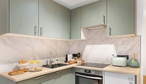 Fridge, microwave, oven, coffee/tea maker - Appartement coloré & rénové avec coin nuit – Paris (Paris)