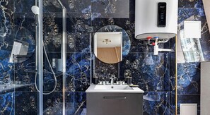 Shower, hair dryer, towels, shampoo - Signature design – Studio lumineux (Paris)