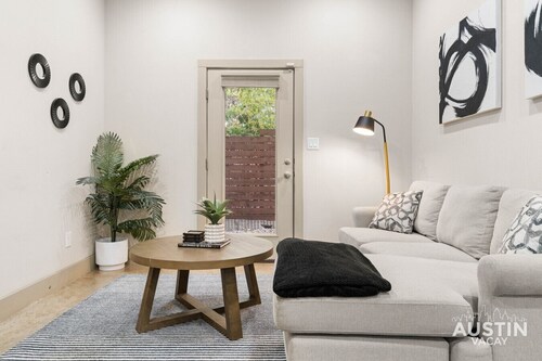 Barton Springs & SoCo Ease | Bright Family Home w Yard, Garage & Workspace