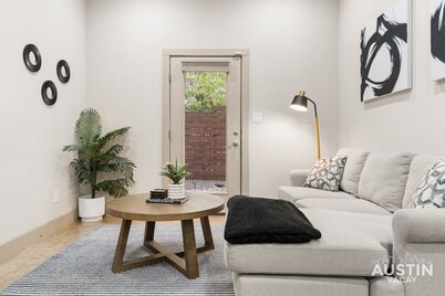 Barton Springs & SoCo Ease Bright Family Home w Yard, Garage & Workspace