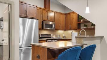 Een koelkast, een magnetron, een oven, een kookplaat