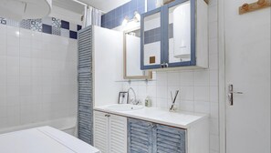 Shower, hair dryer, towels, shampoo - Havre de paix au cœur de Paris (Paris)