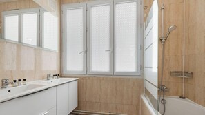 Shower, hair dryer, towels, shampoo - Suite Prestige du Marais · 3 CH · 8 Pers (Paris)