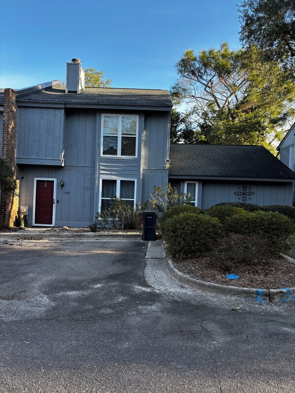 A two-story house with a red door, a chimney, and a mailbox. - 3-bedroom condo in Augusta 4mi from Augusta National (Augusta)