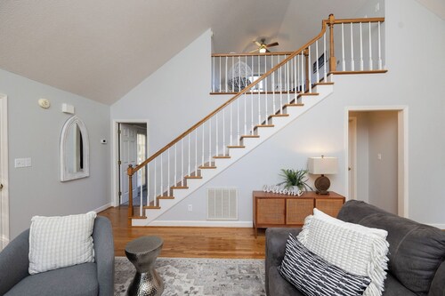 The Cottage at Virginia Sojourn: Peaceful Brick Cottage w/ Sunset Mtn Views