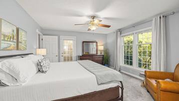 Een strijkplank/strijkijzer, wifi, beddengoed