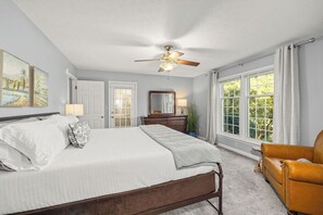 Een strijkplank/strijkijzer, wifi, beddengoed