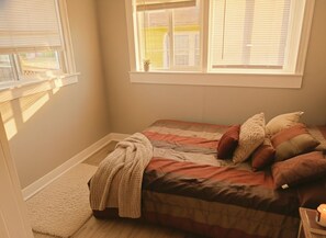 2 bedrooms, iron/ironing board, Internet, bed sheets