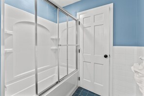 Hair dryer, towels, soap, toilet paper - Newly Remodeled Cape Home in Hyannis – Sleeps 10 Comfortably (Barnstable)