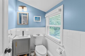 Hair dryer, towels, soap, toilet paper - Newly Remodeled Cape Home in Hyannis – Sleeps 10 Comfortably (Barnstable)