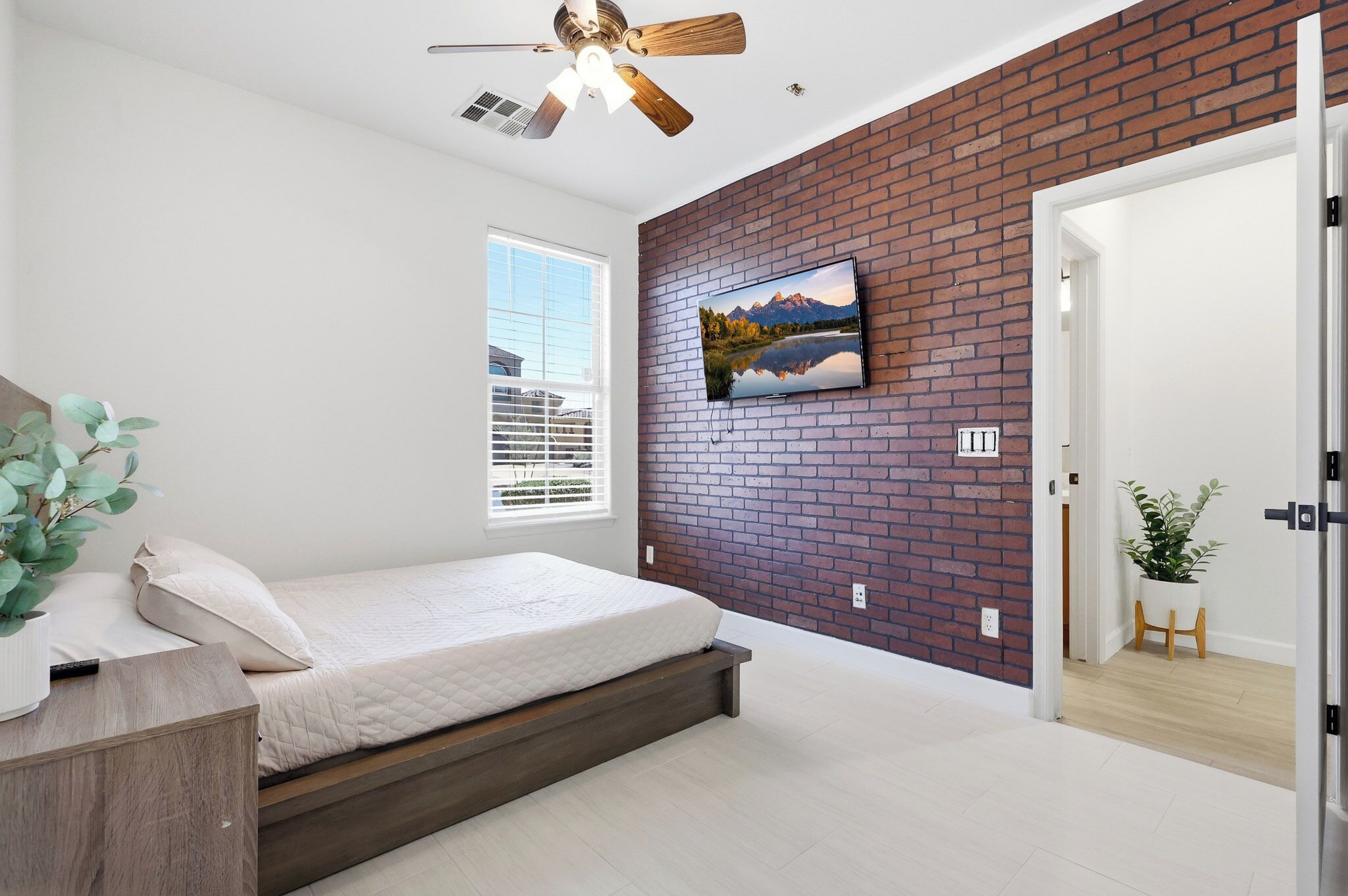 3 bedrooms, desk, iron/ironing board, Internet