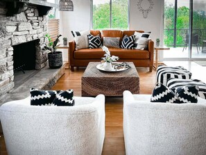 Smart TV, fireplace, table football, ping pong - Canyon Lake Views / 2 min to Lake / Tiki Bar / Fire Pit / Game room (Canyon Lake)