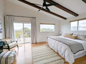 4 bedrooms, desk, iron/ironing board, free WiFi - Canyon Lake Views / 2 min to Lake / Tiki Bar / Fire Pit / Game room (Canyon Lake)