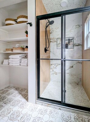 Shower, hair dryer, towels, soap - Canyon Lake Views / 2 min to Lake / Tiki Bar / Fire Pit / Game room (Canyon Lake)