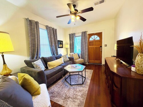 Eclectic 2 bedroom Apartment Uptown