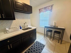 Fridge, microwave, oven, stovetop - Eclectic 2 bedroom Apartment Uptown (New Orleans)