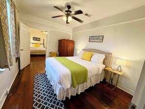 2 bedrooms, desk, iron/ironing board, WiFi - Eclectic 2 bedroom Apartment Uptown (New Orleans)