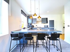 Frigorífico, microondas, horno y placa de cocina