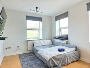 Room - Urban retreat near the station | Sleeps 7 (London)
