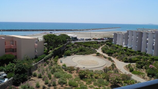 Un hotel frente al mar, con vista a la playa y al océano.