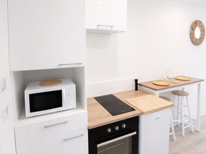 Kaffetrakter/tekoker, kjøleskap, mikrobølgeovn og kokeplater