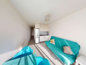 Living area - T2 Apartment in Frontignan-Plage with Terrace and Parking (Frontignan)