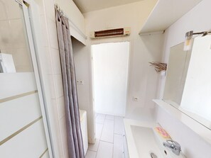 Bathroom - T2 Apartment in Frontignan-Plage with Terrace and Parking (Frontignan)