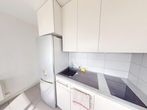 Fridge, microwave - T2 Apartment in Frontignan-Plage with Terrace and Parking (Frontignan)