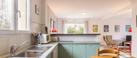 Geladeira, micro-ondas, lava-louças, cafeteira/chaleira