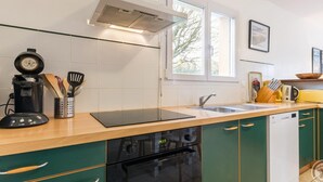 Eine moderne Küche mit Gasherd, Backofen und Geschirrspüler.