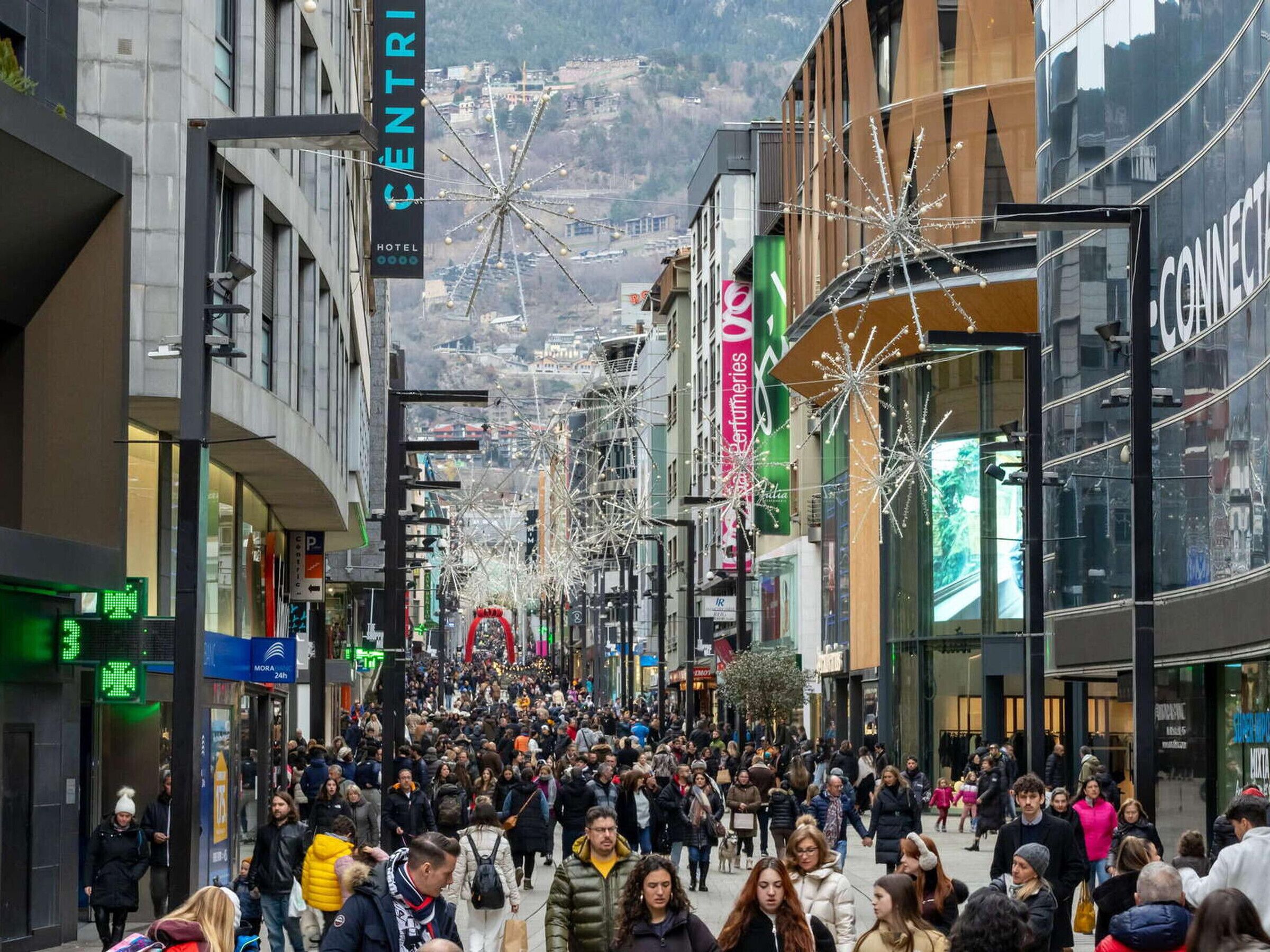 Una calle urbana concurrida con un hotel llamado 'CENTRI' a la izquierda.