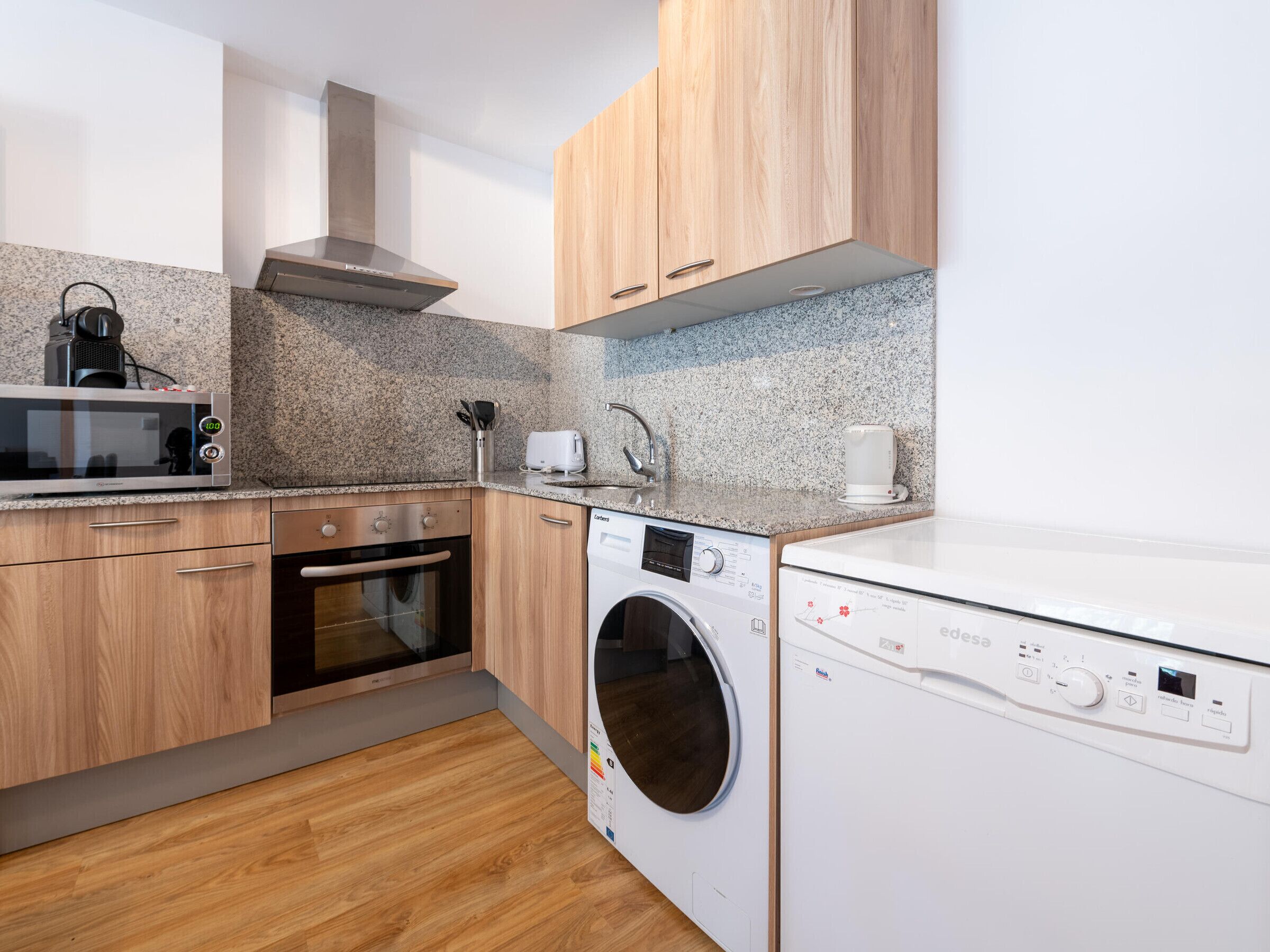 Een microgolfoven, een oven, een vaatwasser