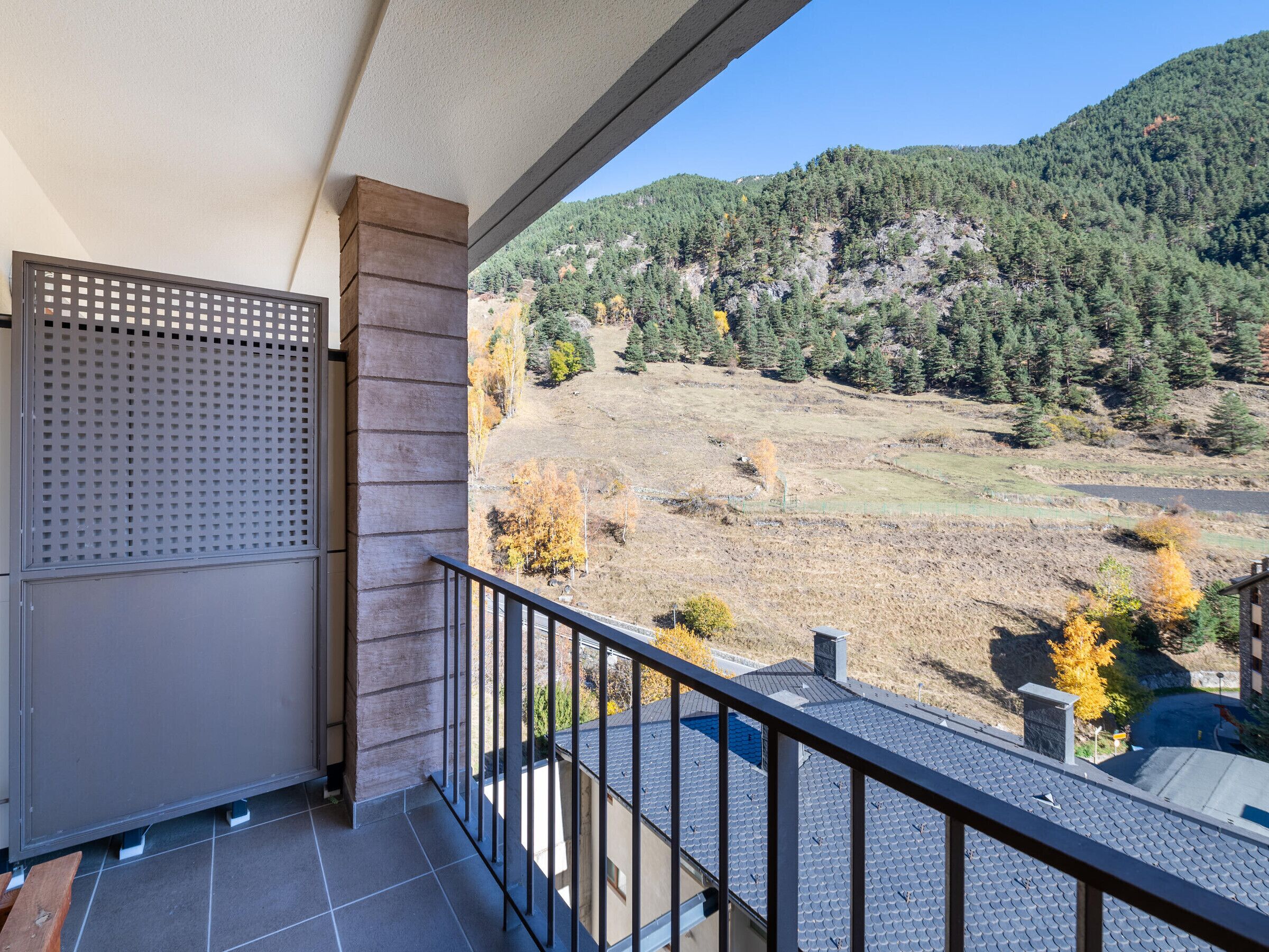 Ein Balkon mit Blick auf eine Berglandschaft.