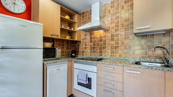 Coffee/tea maker, microwave, oven, stovetop