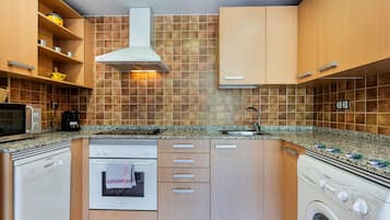 Coffee/tea maker, microwave, oven, stovetop