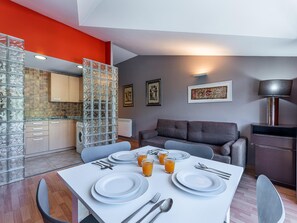 A modern living space with a dining area, kitchen, and seating. - Modern apartment with panoramic view - 4 guests (El Tarter)