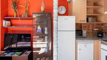 Microwave, oven, dishwasher, coffee/tea maker