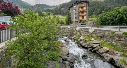 Cozy 3-Bedroom Apartment in Arinsal with Parking