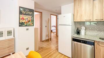 Microwave, oven, dishwasher, coffee/tea maker