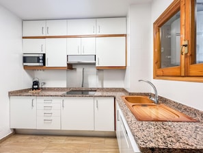 Mikrowelle, Geschirrspüler, Wasserkocher mit Kaffee-/Teezubehör, Toaster