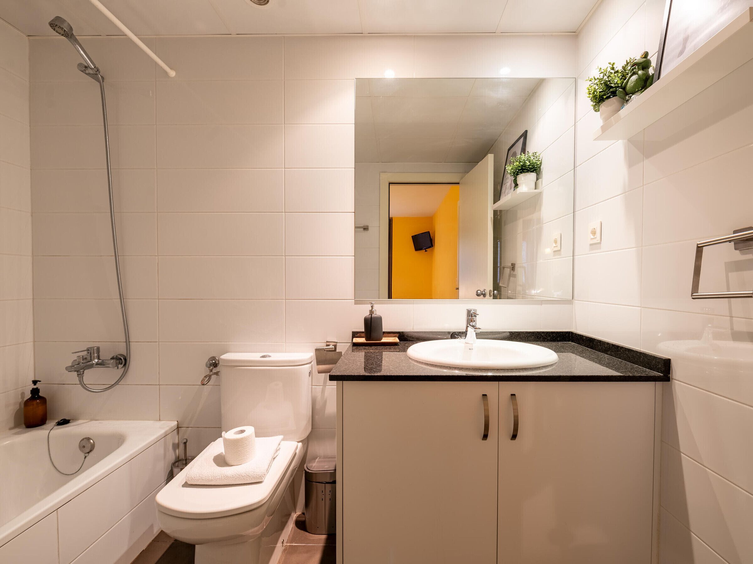 Un baño moderno con bañera, inodoro y lavamanos.