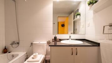 Un baño moderno con bañera, inodoro y lavamanos.